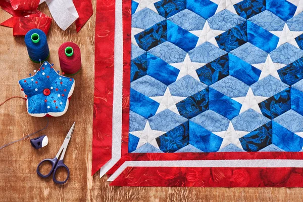 Šití povlečení s stylizované prvky americké vlajky — Stock fotografie