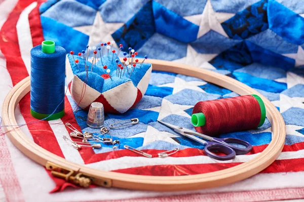 Montaje de la colcha con elementos estilizados de la bandera americana — Foto de Stock