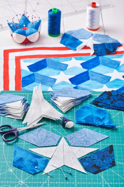 Sömnad av quilt med stiliserade element av amerikanska flaggan — Stockfoto