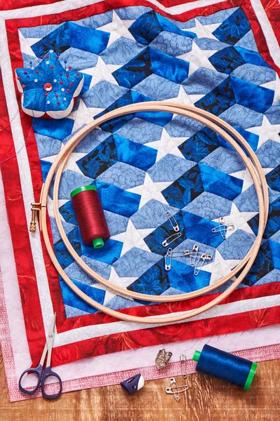 Amerikan bayrağı stilize unsurları ile derleme yorgan — Stok fotoğraf