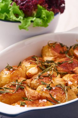 Kavrulmuş patates sarımsak, kekik ve biberiye seramik pişirme çanağı, yakın çekim