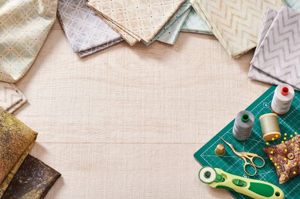 Conjunto de tecidos pastel e ferramentas de costura no tapete artesanal — Fotografia de Stock
