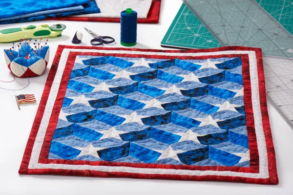 Colcha completada con elementos estilizados de bandera americana, patchwo — Foto de Stock