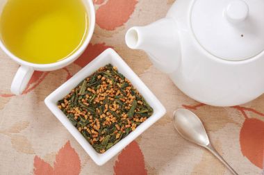 Japon genmaicha, kavrulmuş pirinç, te fincan karıştırmak yeşil çay