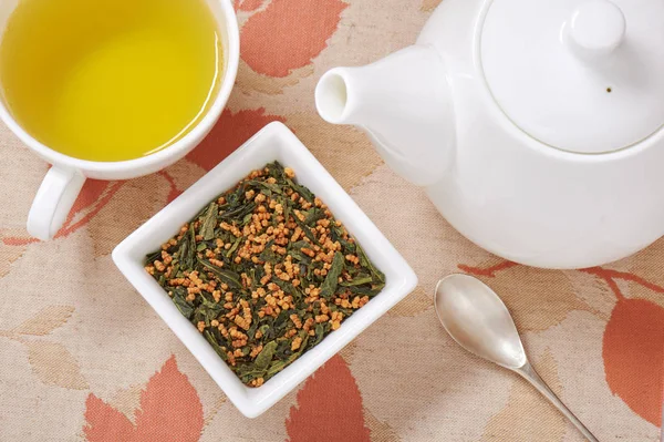 Genmaicha japonês, uma mistura de chá verde com arroz torrado, xícara de te — Fotografia de Stock