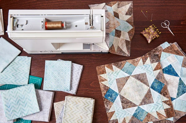 Sewing machine with patchwork block of quilt — Stock Photo, Image