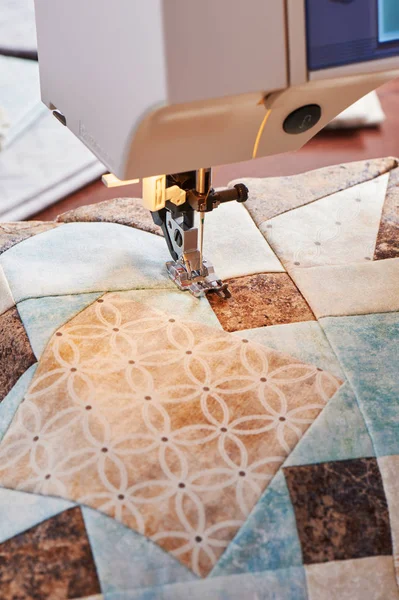 Sewing machine with patchwork block of quilt — Stock Photo, Image