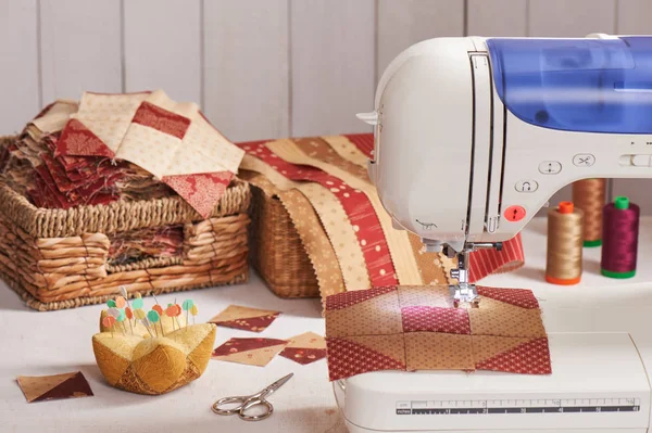 Одеяло блоки шитья с электрической швейной машинкой — стоковое фото