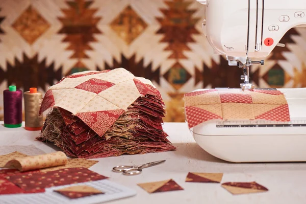 Quilt blokken met een elektrische naaimachine naaien — Stockfoto