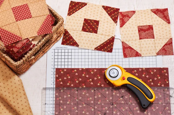 Tecido cortado para costurar blocos de colcha, blocos prontos para a pilha — Fotografia de Stock