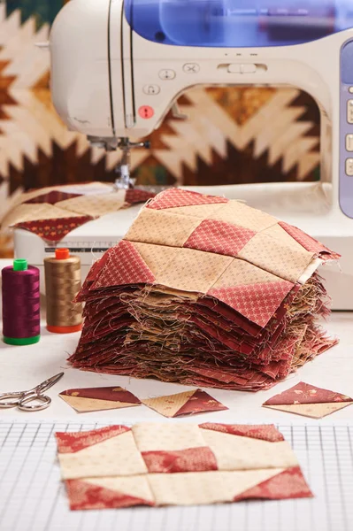 Quilt blokken met een elektrische naaimachine naaien — Stockfoto