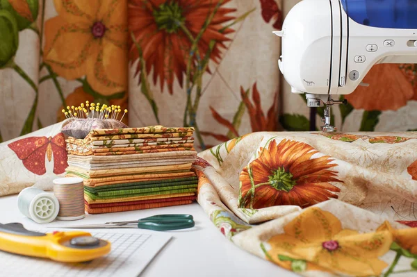 Preparazione e selezione di tessuti per cucire trapunta patchwork — Foto Stock