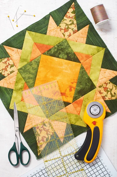 Patchwork bloco laranja-verde, tecidos acolchoados, costura accessori — Fotografia de Stock