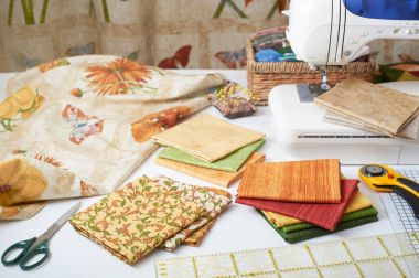 Hazırlık ve kumaş dikiş patchwork için seçim bir elektrikli dikiş makinesi üzerinde yorgan