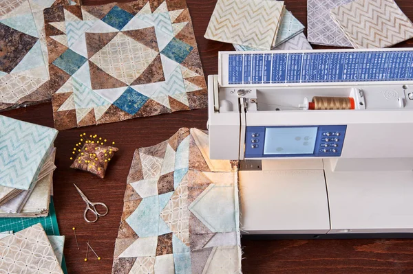 Šicí stroj s blokem patchwork Quilt — Stock fotografie