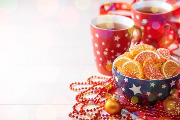 Schüssel mit Marmeladenscheiben in Zitronen- und Orangenform, chri — Stockfoto