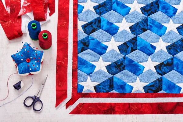 Nähen von Quilt mit stilisierten Elementen der amerikanischen Flagge — Stockfoto