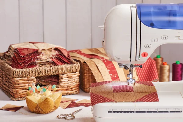 Одеяло блоки шитья с электрической швейной машинкой — стоковое фото