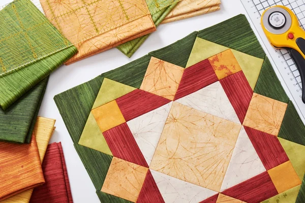 Patchwork orange-grüner Block, Quiltstoffe, Nähzubehör — Stockfoto