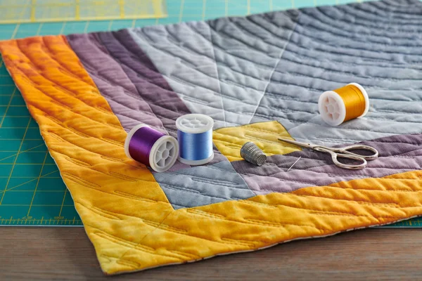 Mini colcha geométrica cinza e laranja, acessórios de costura e acolchoamento — Fotografia de Stock