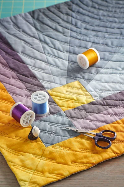Grijze en oranje geometrische mini quilt, naai- en quiltaccessoires — Stockfoto