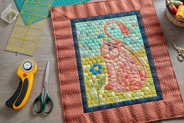 Mosaic mini quilt, sewing and quilting accessories — 图库照片