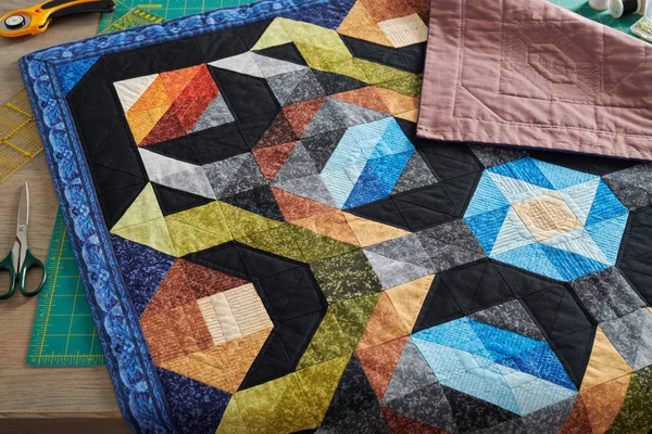 Kleiner Quilt, Schnittmatte und Zubehör zum Nähen und Quilten — Stockfoto