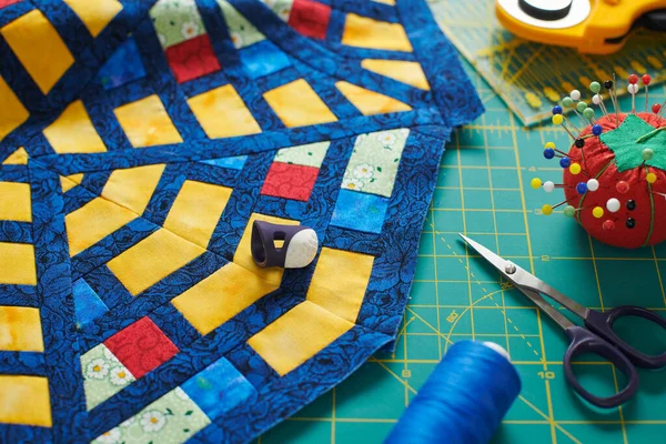 Fragment Van Een Quilt Omringd Door Quiltgereedschappen — Stockfoto