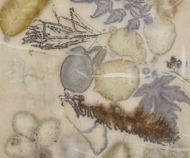 Eko-baskı tekniği kullanılarak elle boyanmış kumaş parçası.