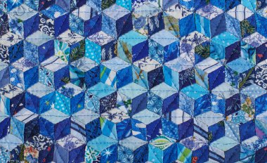 Elmaslardan dikilmiş ve üç boyutlu görüntüsü olan yorgan parçası.