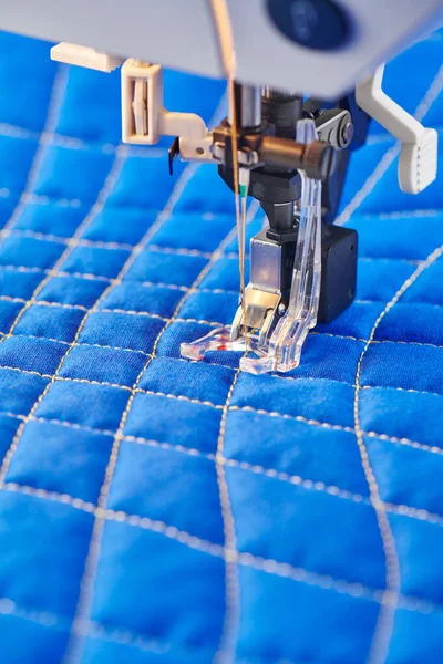Процесс Стегания Электрической Швейной Машинкой Использованием Техники Свободного Движения — стоковое фото