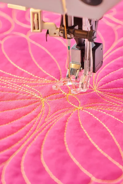 Process quilting with an electric sewing machine by using a free-motion technique