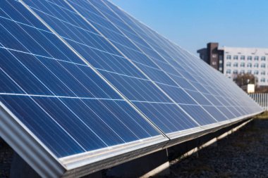 İstasyonda bir sıra güneş paneli