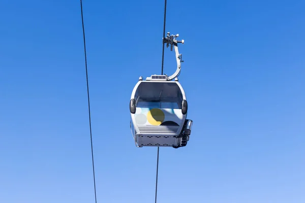 Cableway in the center of the frame against a blue sky — Stock Photo, Image