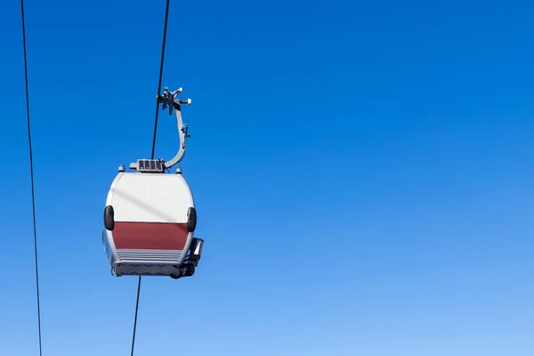 Cabine à câbles fermée dans les airs — Photo