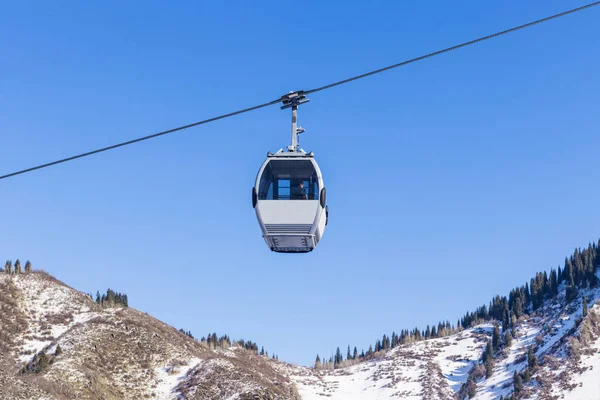 Kabelbaan in de besneeuwde bergen — Stockfoto