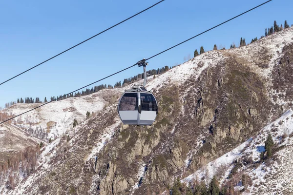 Cableway high in the mountains — Stock Photo, Image