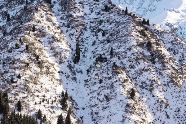 Kabelbaancabines in de besneeuwde bergen — Stockfoto