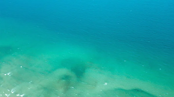 Mar azul y azul, fotografía tomada con un cuadrocoptero — Foto de Stock