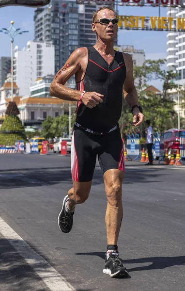 Marcel Weijers Egy Triatlon Résztvevője Challenge Vietnam Eseménynek Szakaszt Futtat — Stock Fotó