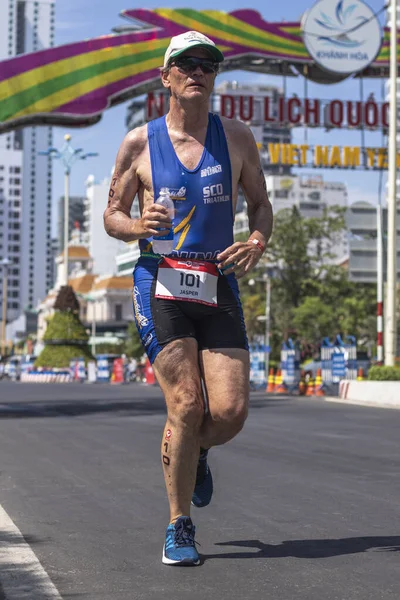 Jasper Abramowski Egy Triatlon Résztvevője Challenge Vietnam Eseménynek Kilométeres Szakaszt — Stock Fotó