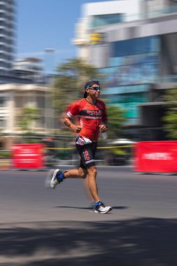 Federico Escaler, Vietnam mücadelesine katılan bir triatlon katılımcısı. Güney Çin Denizi yakınlarındaki Tran phu Caddesi boyunca 21 kilometre koşuyor.