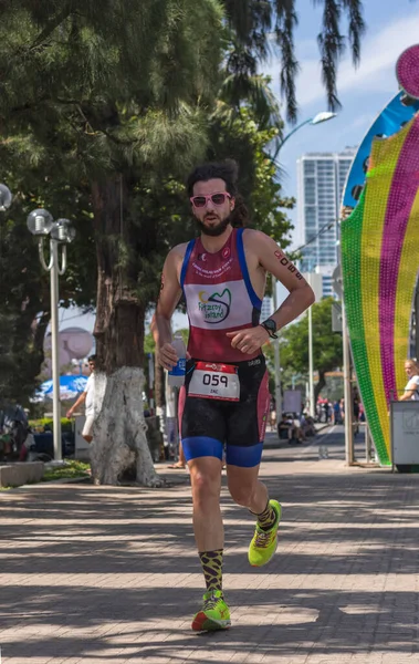 Zac Collins Egy Triatlon Résztvevője Challenge Vietnam Eseménynek Kilométeres Szakaszt — Stock Fotó