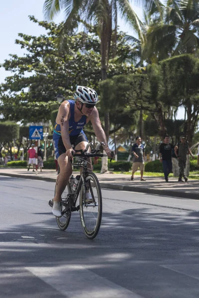 Jasper Abramowski Triatlon Versenyző Challenge Vietnam Biciklizik Végig Tran Phu — Stock Fotó