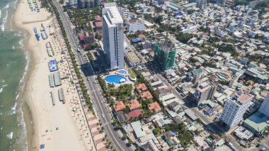 Da Nang, VIETNAM - 02 Mayıs 2018: Vo Nguyen Giap sokağı ve Central Beach ve deniz kenarındaki binaların görüntüsü. Bir İHA 'dan fotoğraf