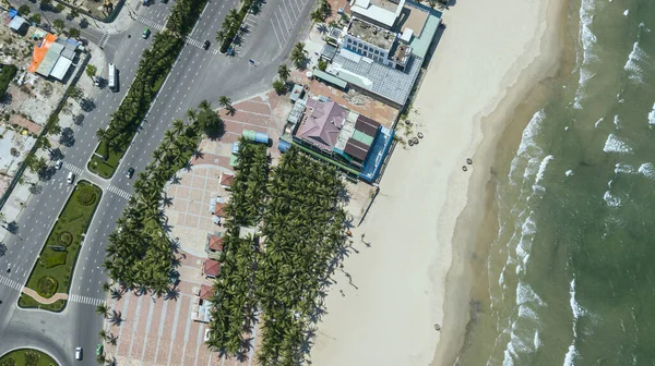Palmeiras Uma Praia Areia Perto Costa Nang Vietnã Foto Drone — Fotografia de Stock
