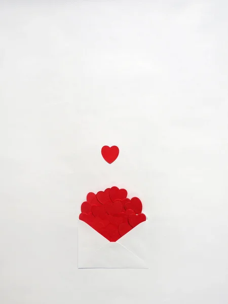 Белое письмо с красными сердцами на белом фоне макет. Вертикальное изображение — стоковое фото