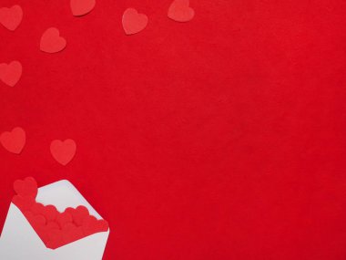 Kırmızı arka planda kırmızı kalpli beyaz harf.