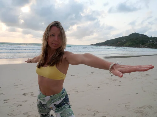 Jovem Mulher Caucasiana Praticar Ioga Guerreiro Posar Pôr Sol Praia — Fotografia de Stock