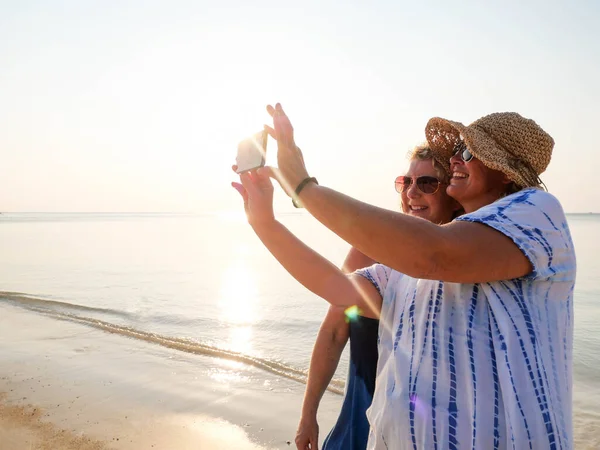 Duas Idosas Europeias Fazendo Selfie Smartphone Praia Nascer Sol — Fotografia de Stock